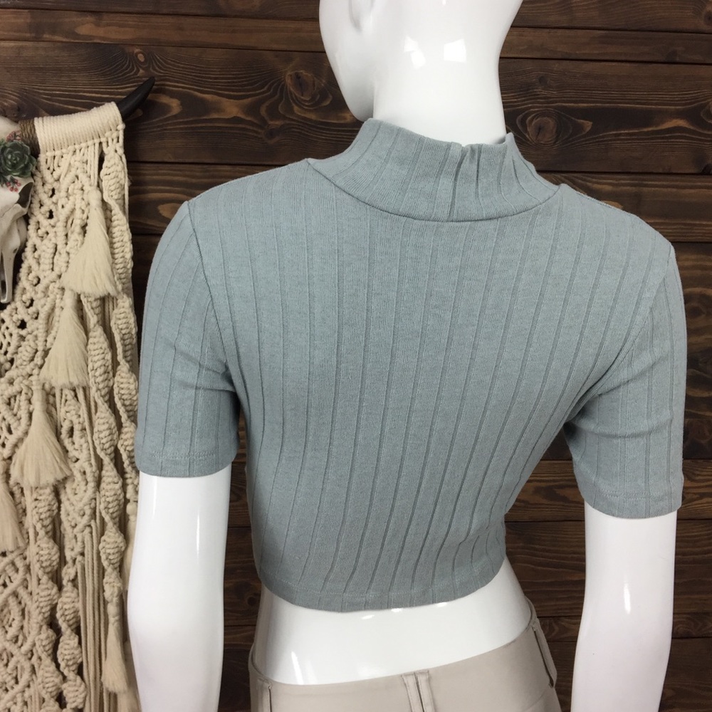 Audrey 3+1 | Ribbed Turtleneck Crop Top‎ - Picture 4 of 6